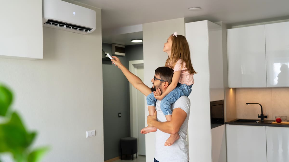 Imagen Cómo ahorrar luz en verano: Guía definitiva para enfriar tu casa sin gastar de más