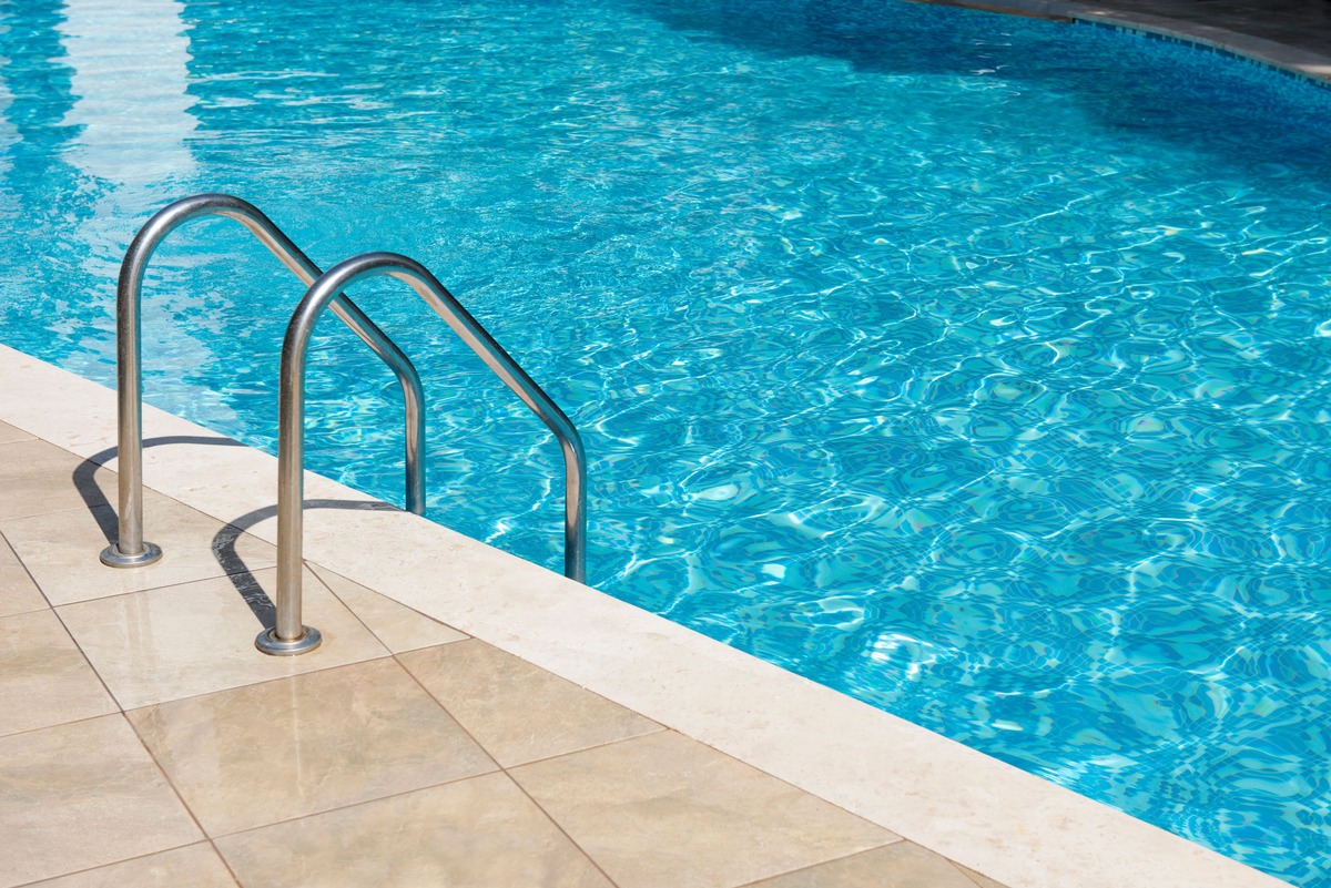 Imatge ¿Cuánto consume una piscina al mes y qué tarifa de luz necesitas?