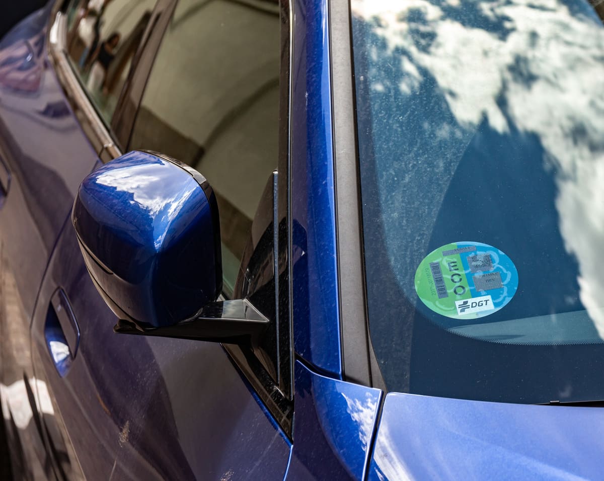 Irudia ¿Es obligatorio llevar la etiqueta medioambiental del coche?