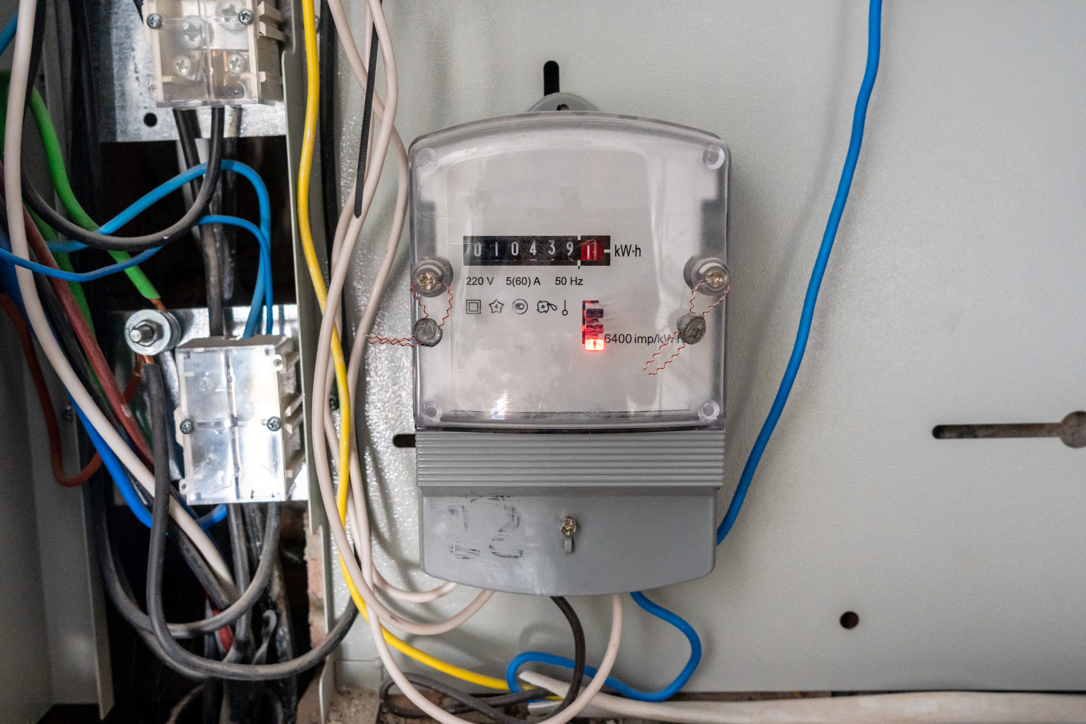 Imagen Qué significa la luz naranja del contador de la luz