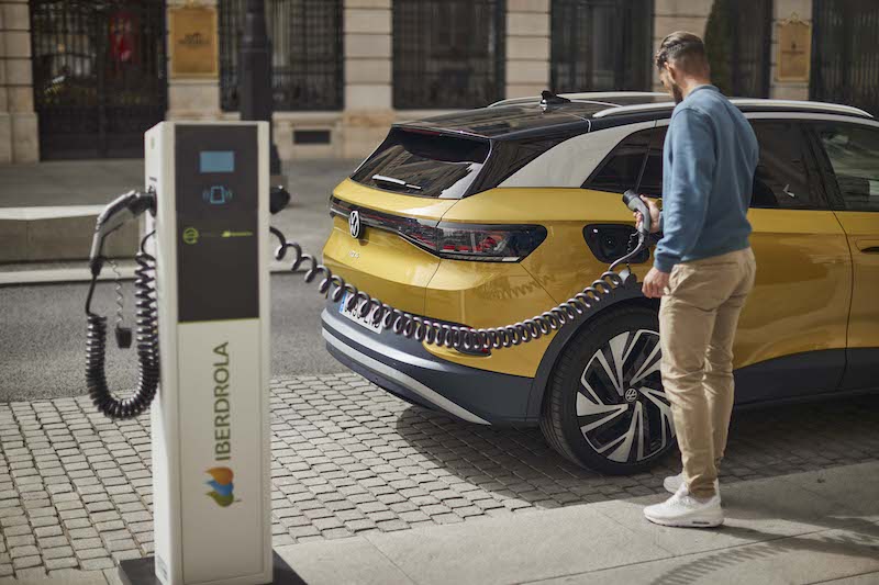 Cargarlo mientras llueve y otros miedos del coche eléctrico