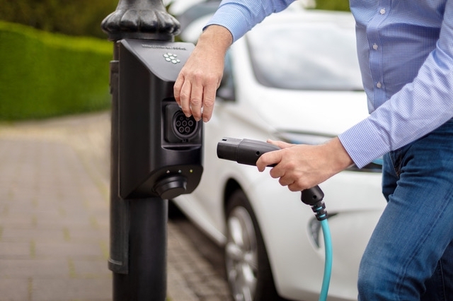 farola con recarga eléctrica