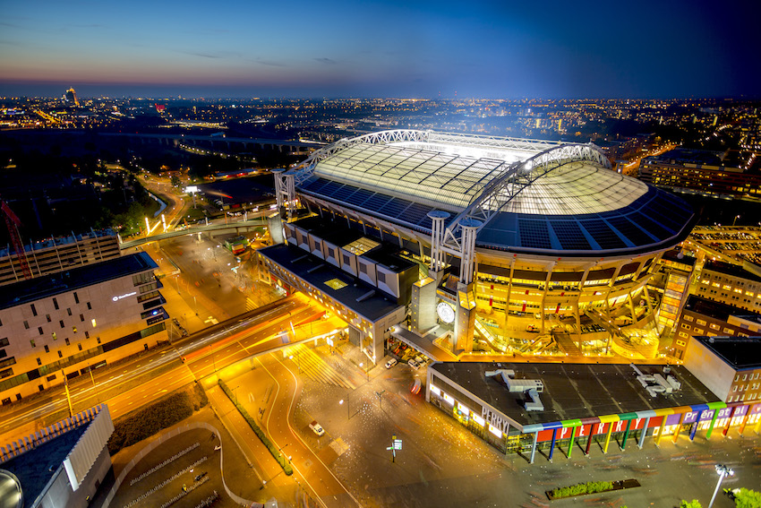 Un estadio alumbrado por baterías de coches eléctricos