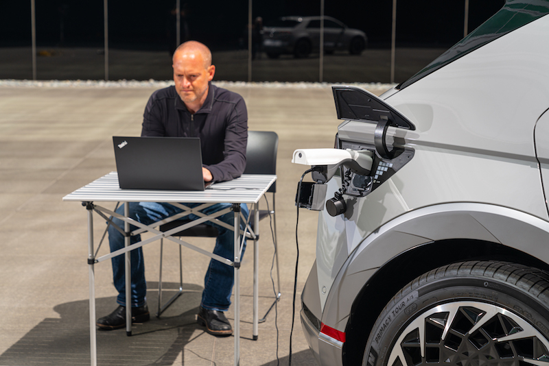 nuestro coche puede convertirse en la fuente de energía para instalar una oficina o puesto de trabajo en cualquier lugar