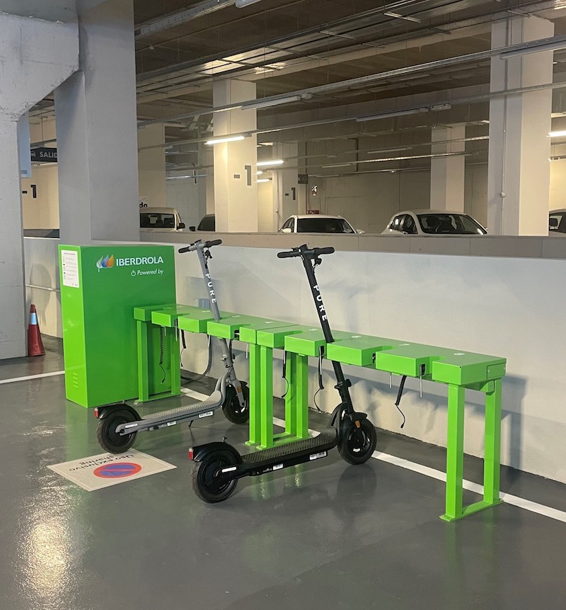 patinetes eléctricos en el parking de Canalejas en el centro de Madrid