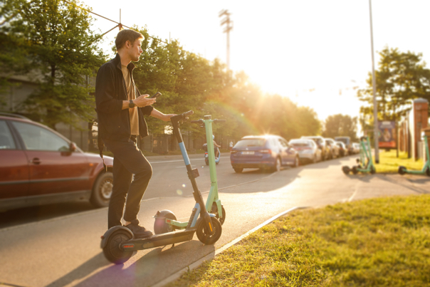Los patinetes eléctricos no pueden ir por la acera Los patinetes eléctricos no pueden ir por la acera