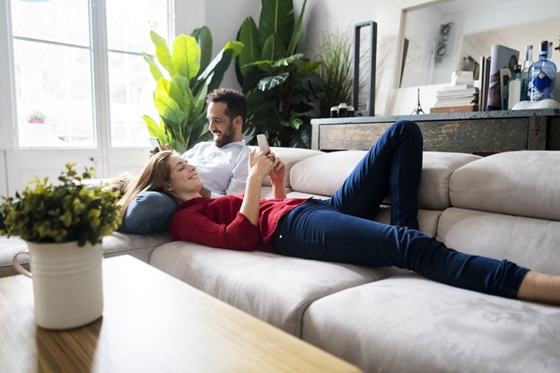 pareja en sofa