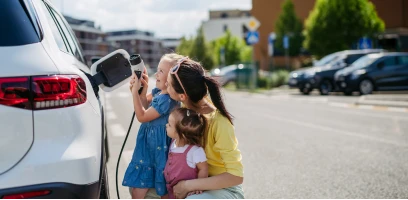 Familia con vehículo eléctrico