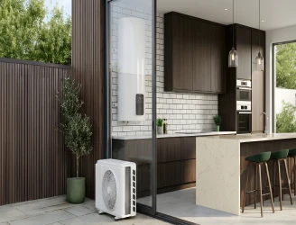 Ejemplo de instalación de aerotermo split que muestra la unidad interior integrada dentro del hogar en la cocina y la unidad exterior compacta situada en el patio exterior.