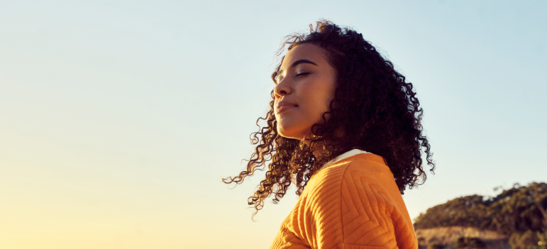 Mujer tranquila al atardecer, simbolizando la estabilidad de precio garantizada