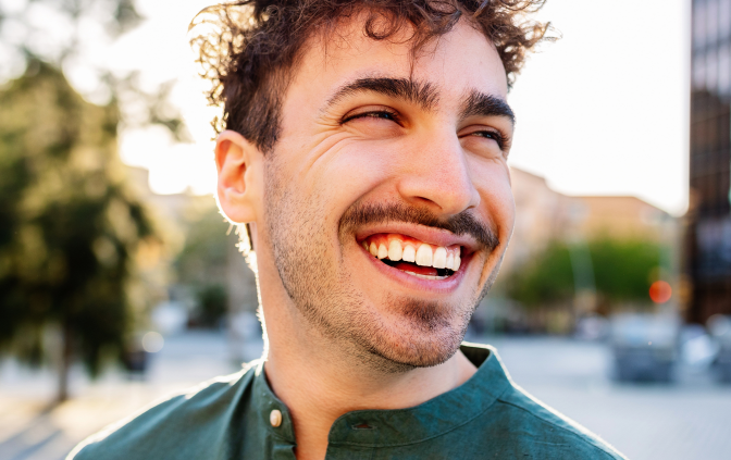 Hombre sonriendo al contratar el Plan Súper Tranquilidad de Iberdrola